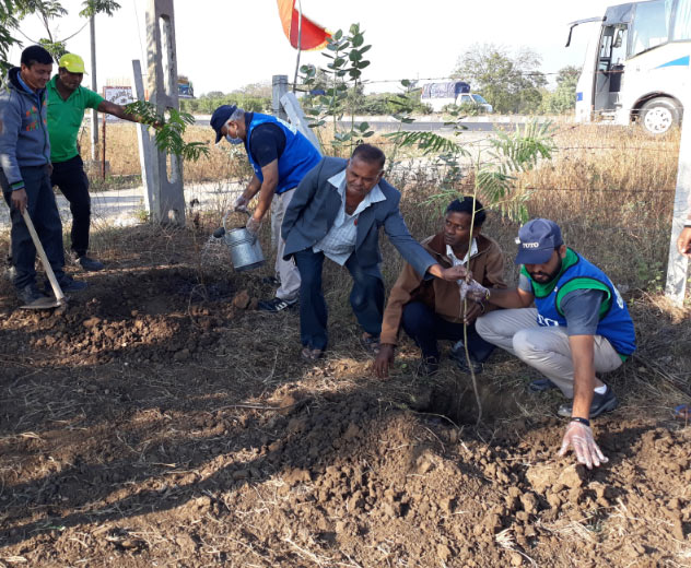 myimage 1514469947 The Management and the TOTO staff at Halol Gujarat held another Corporate Social Responsibility (CSR) activity on 27th Dec 2017, at the Fatehpuri Village Temple where the cleaning and Plantation activity was done.